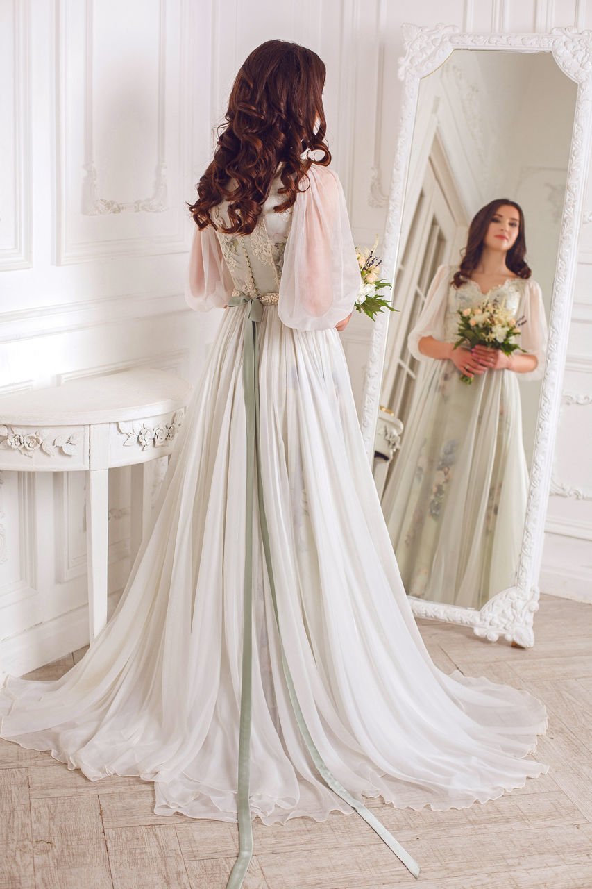 Шелковое свадебное платье с рукавами