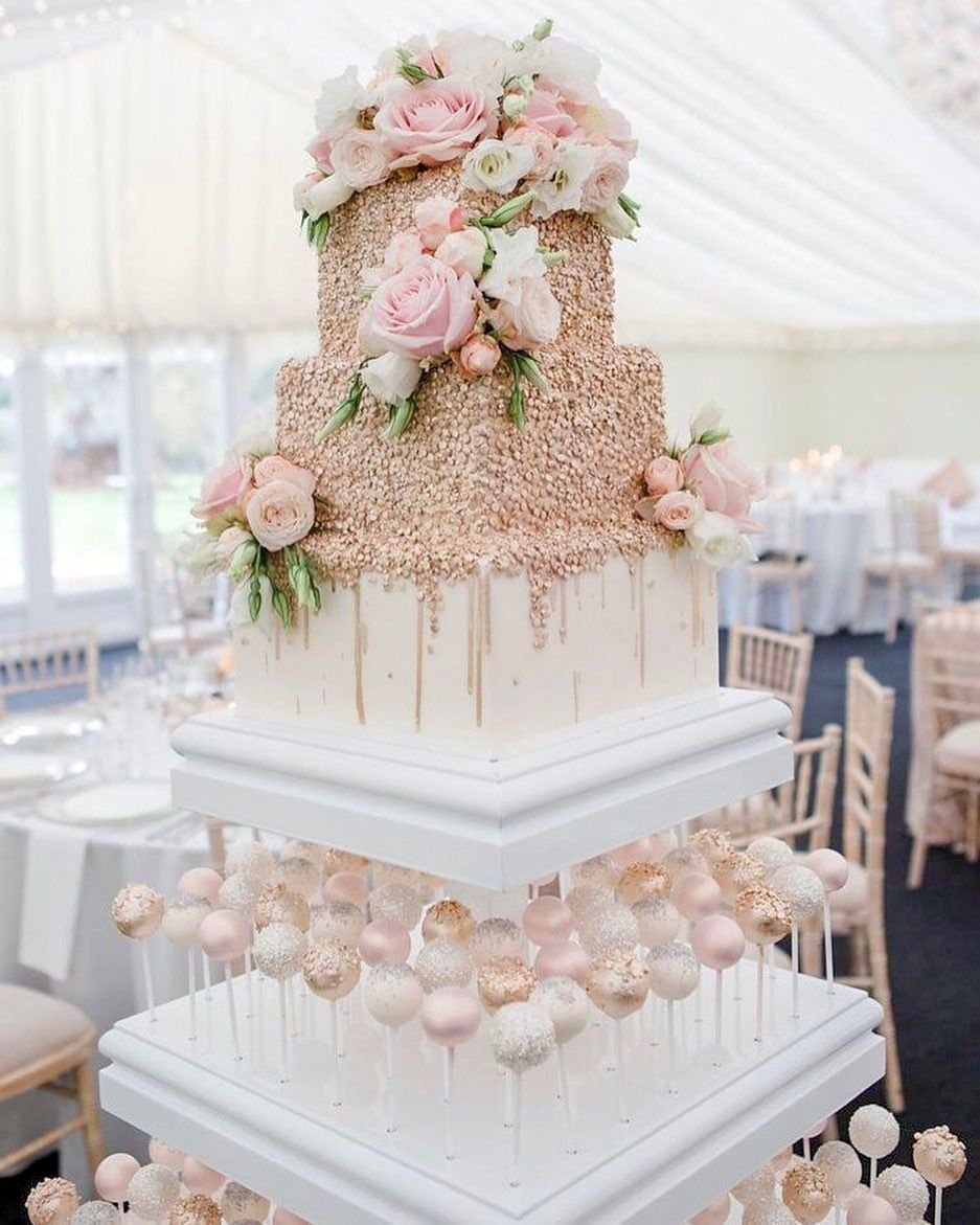 Свадебный торт с розовыми цветами