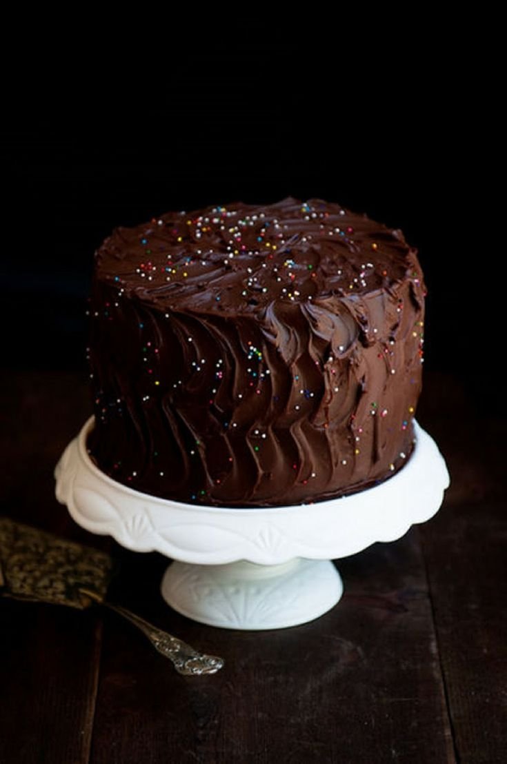 Украшение торта покрытого шоколадной глазурью