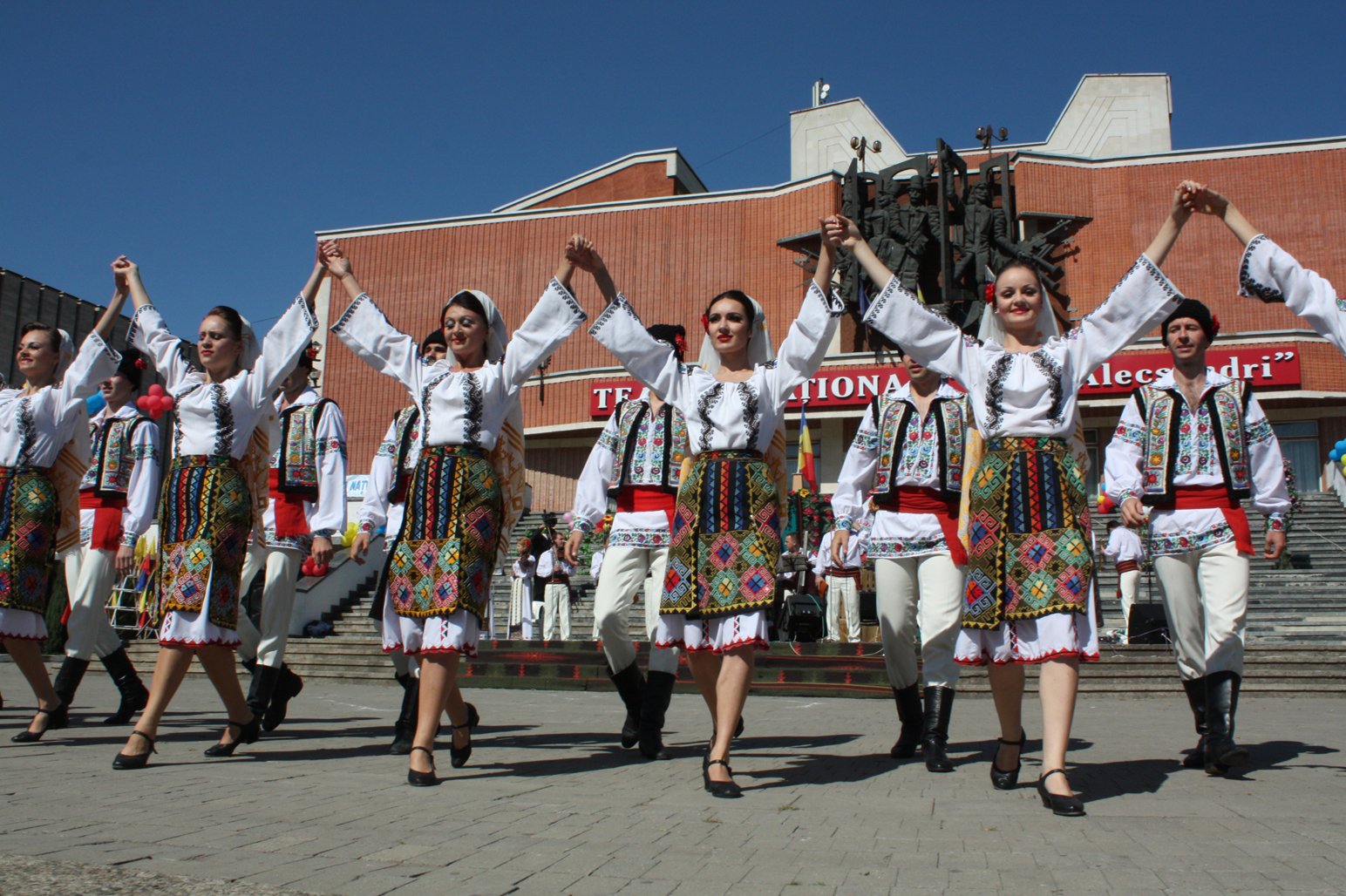 Национально культурные праздники. Лимба ноастрэ в Молдове. Национальные танцы Румынии. Молдавия Национальная культура. Молдова и Молдавия.