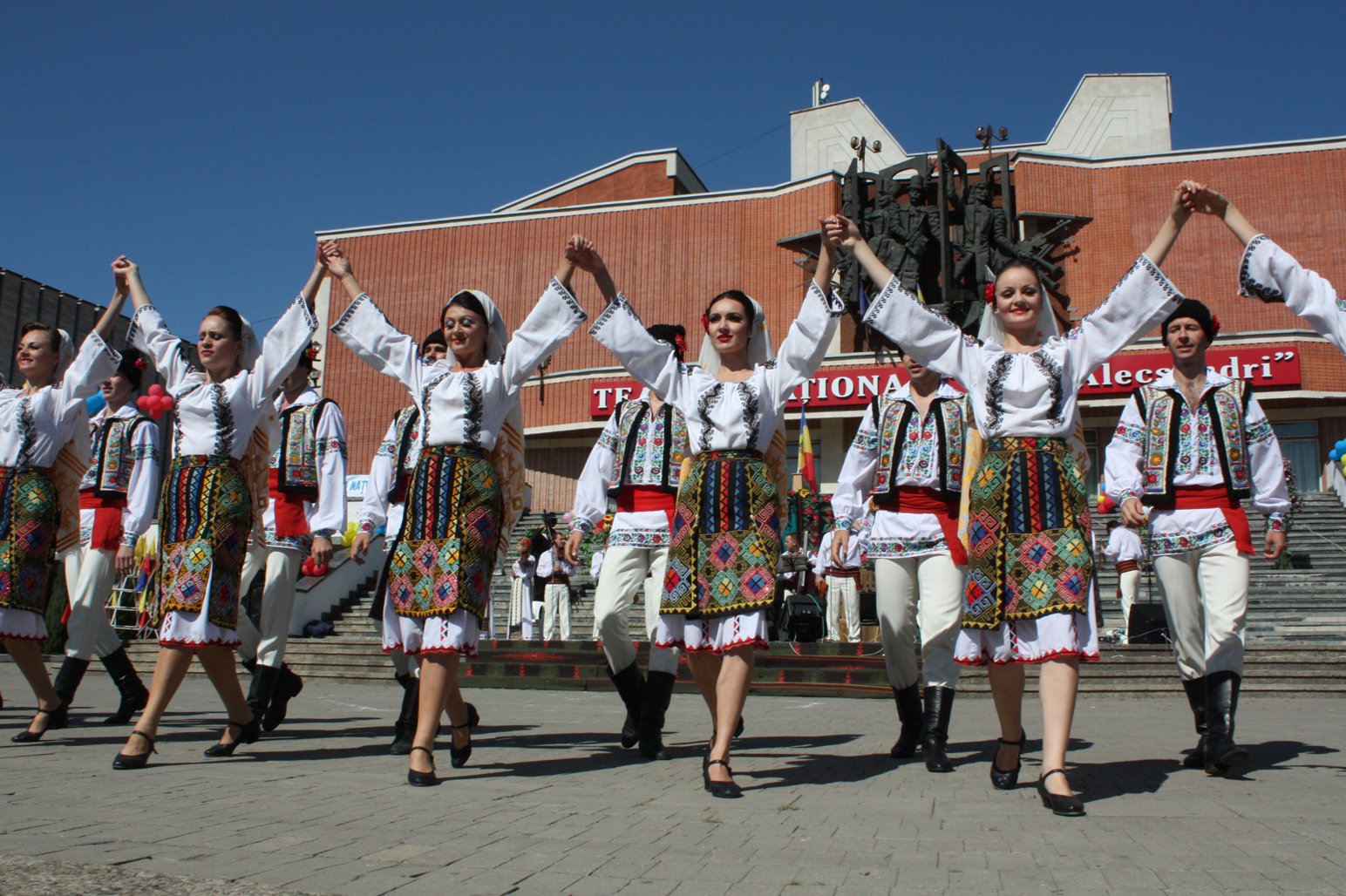 Молдова музыка. Лимба ноастрэ в Молдове. Молдавия Национальная культура. Лимба ноастрэ праздник. Молдова и Молдавия.