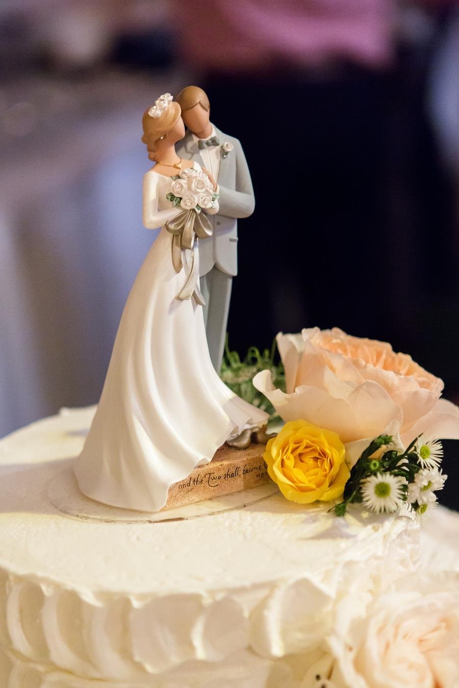 Свадебный торт с цветами и фигурками