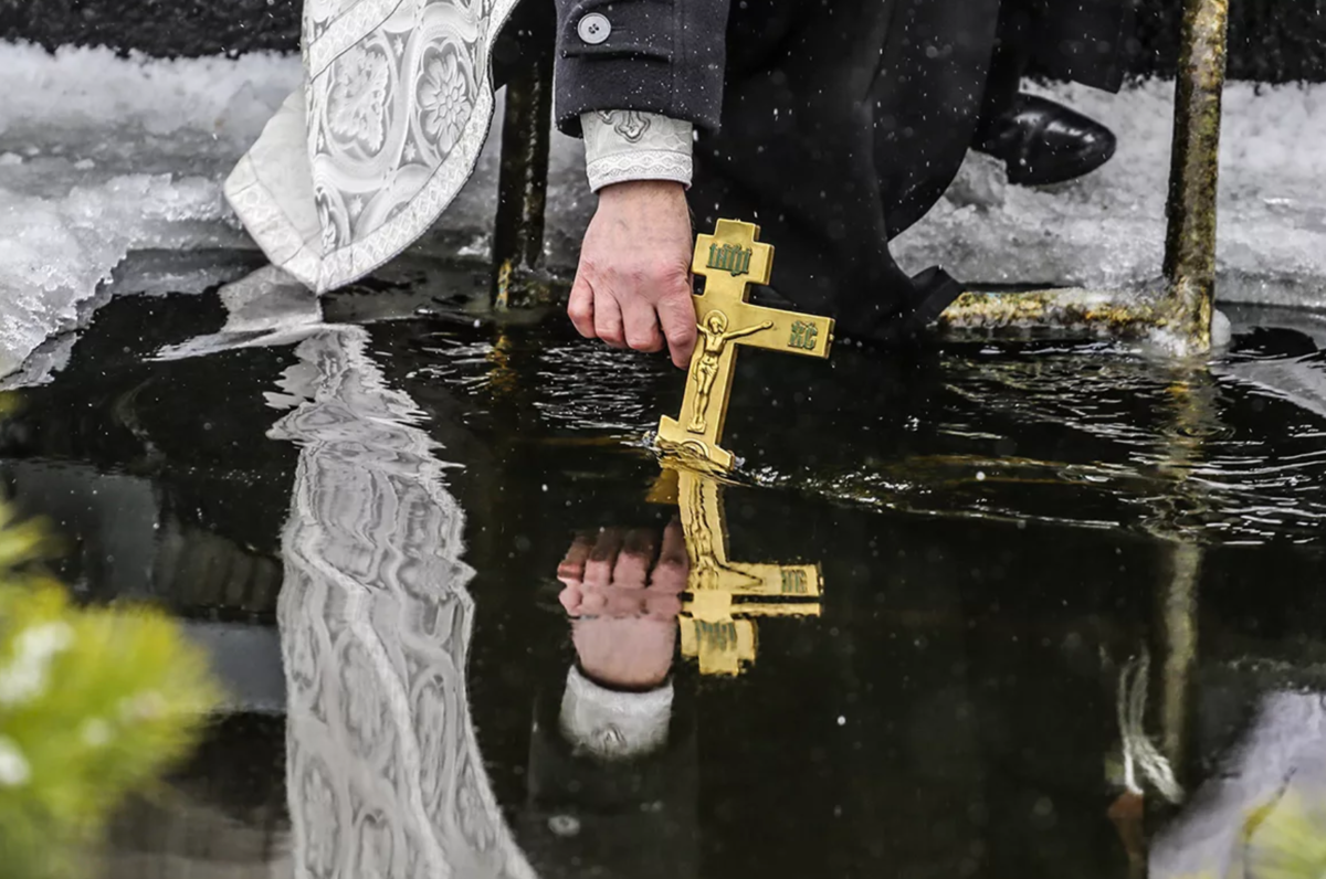 Крещение в том году. О крещенской воде. Святая вода на крещение. Водоосвящение на крещение.