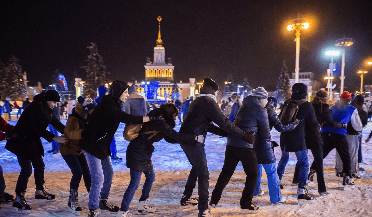 Люди на закрытом катке