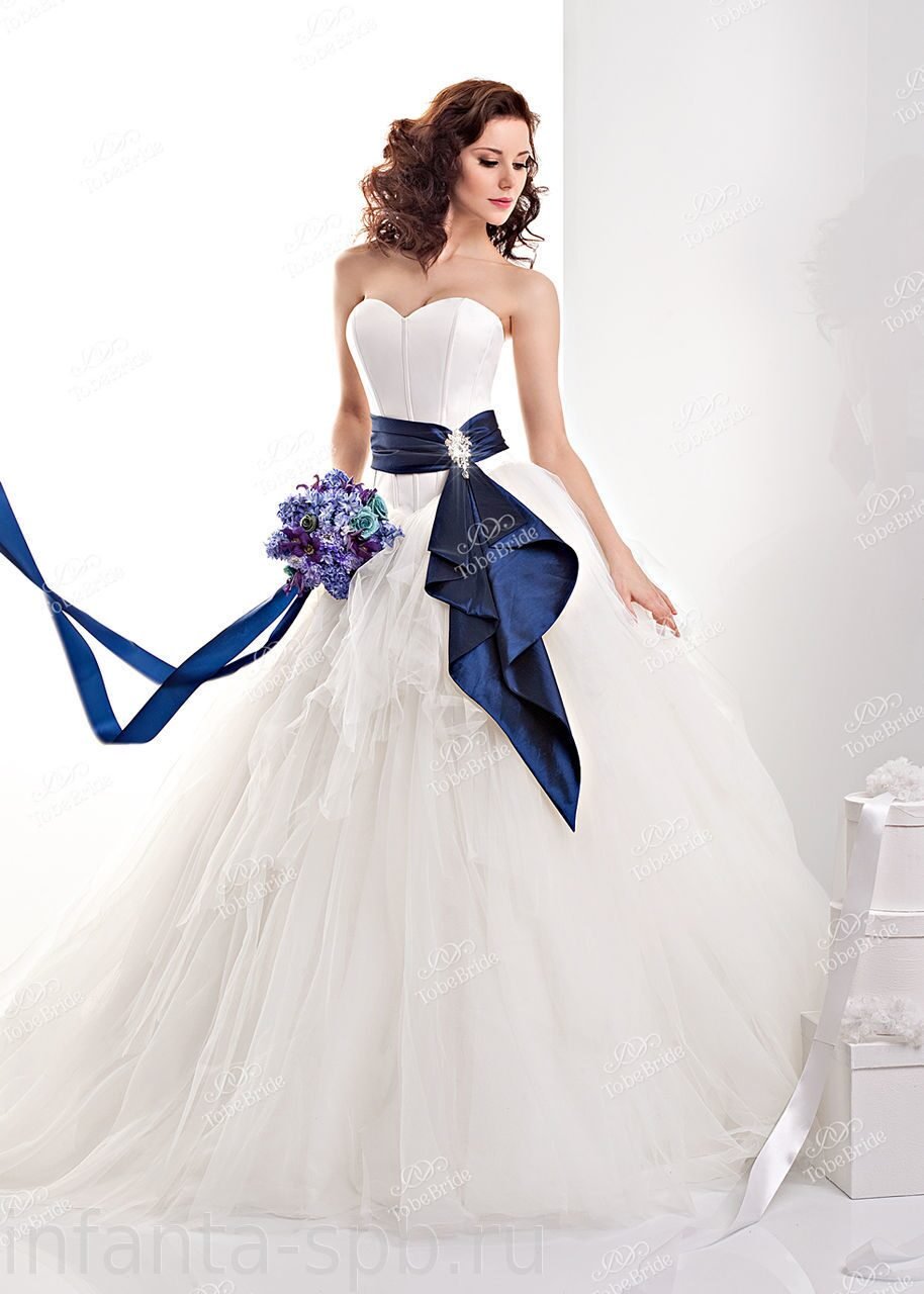 Свадебное платье с синей отделкой