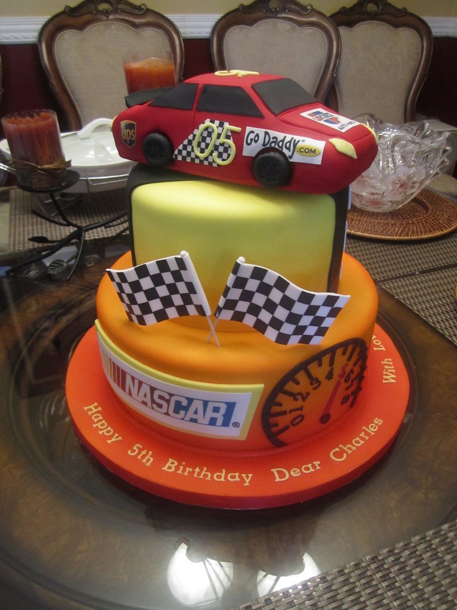 Торт с гоночными машинками
