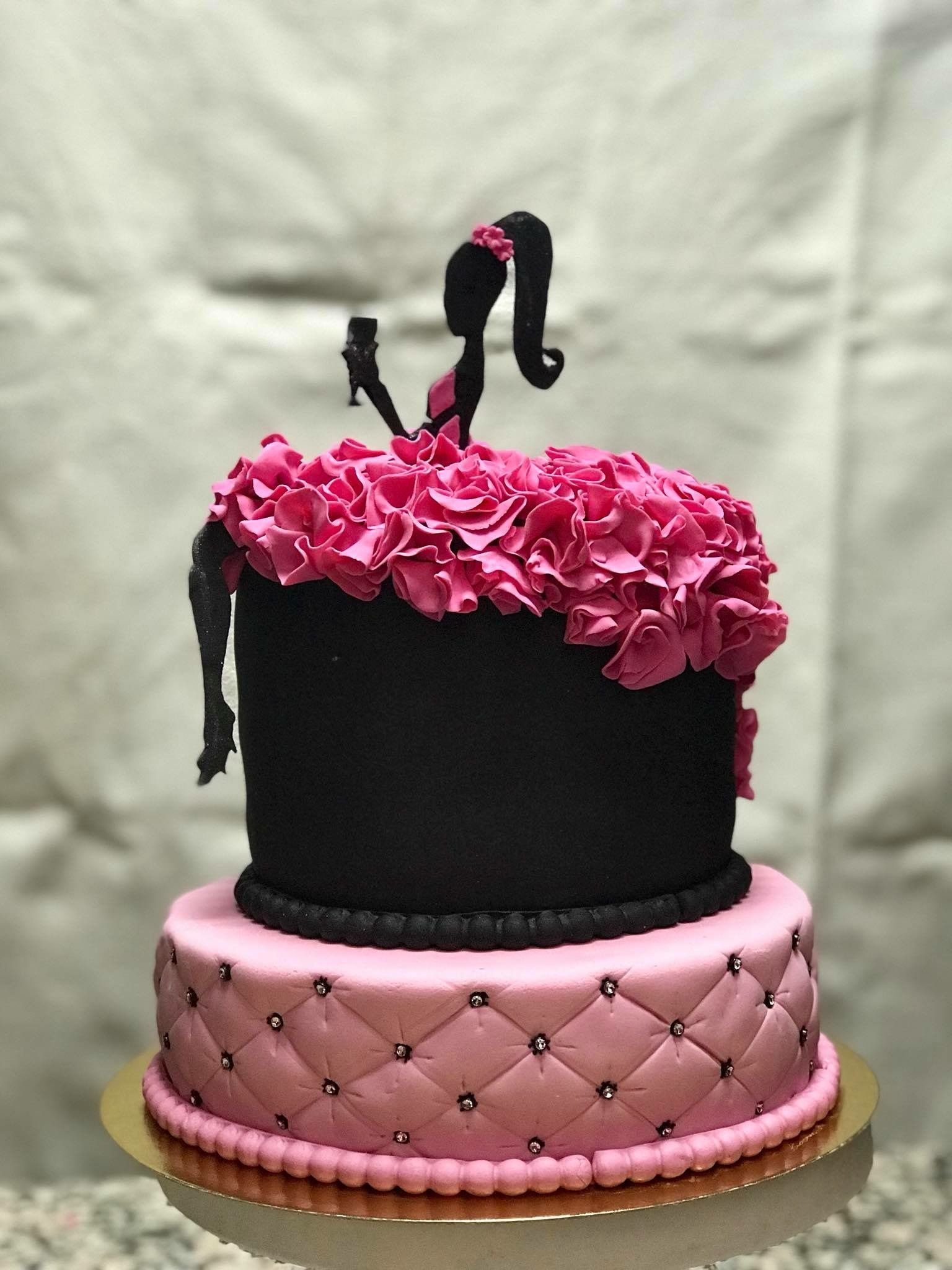 Черно розовый торт. Красивые торты для девочек. Торт для женщины. Красивый торт для девушки. Торт черный с розовым.