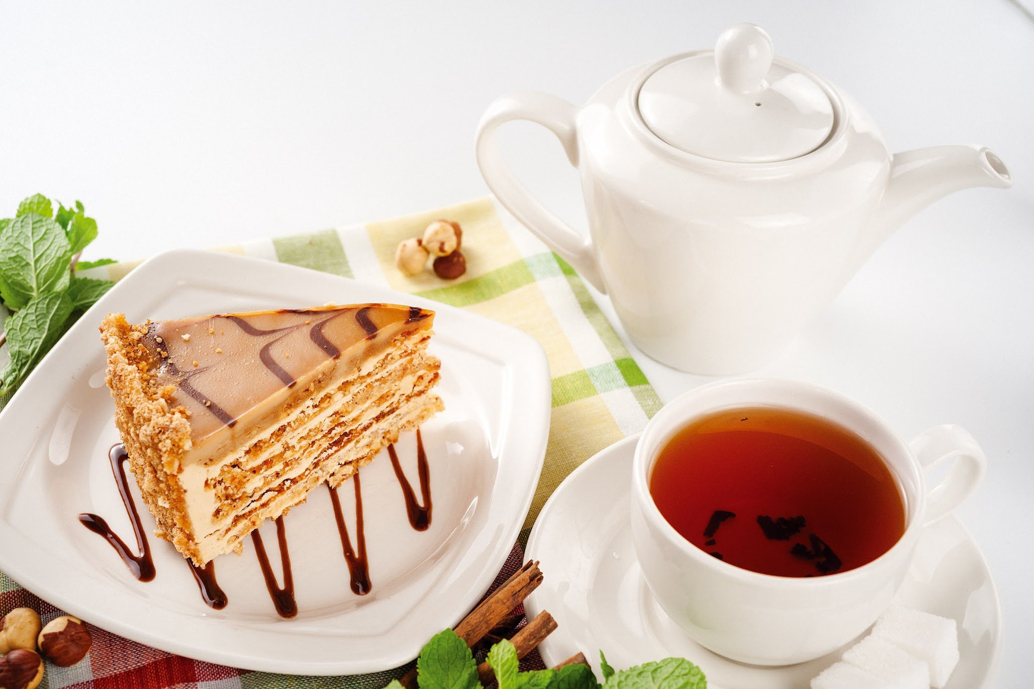 Чай пьем с тортом. Сладости к чаю. Чай с тортом. Чашка чая и пирожное. Чай с пирожными.