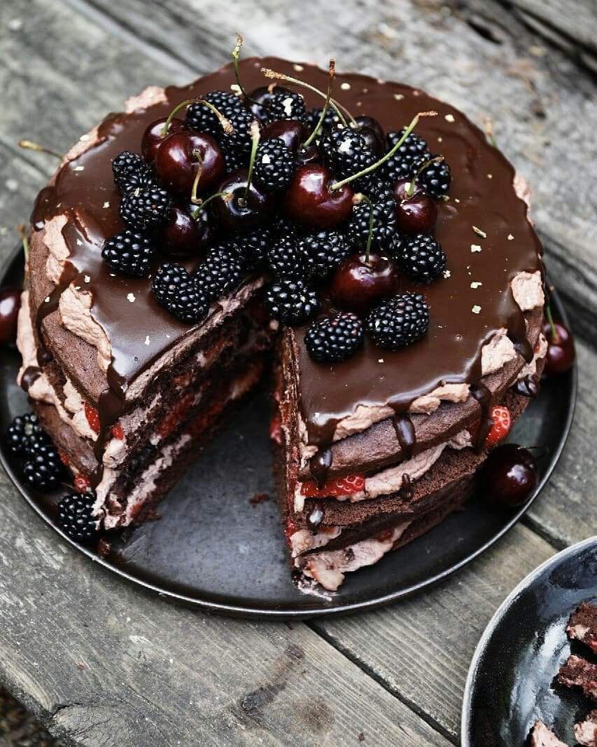 Красивое украшение шоколадного торта
