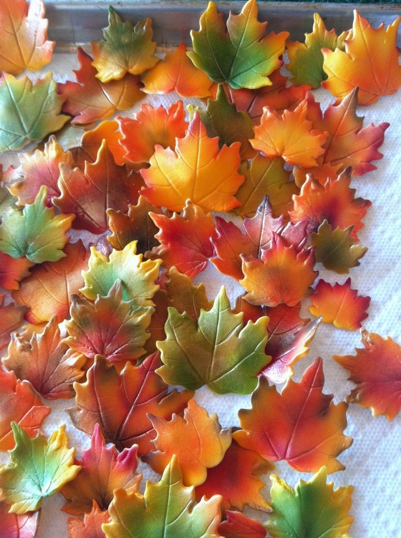 Украшение торта осенними листьями