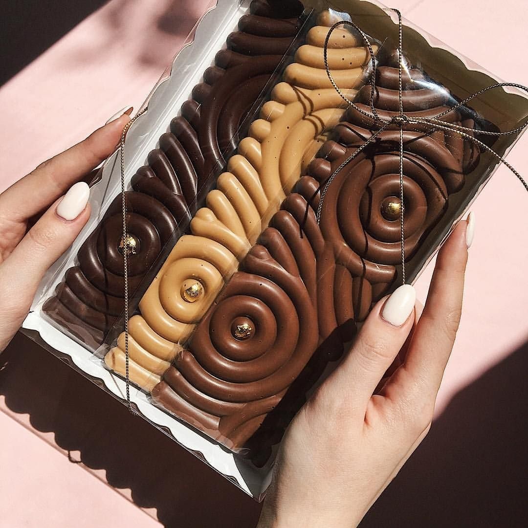 Ну шоколадом. Необычный шоколад. Необычные шоколадки. Необычные плитки шоколада. Дизайнерский шоколад.