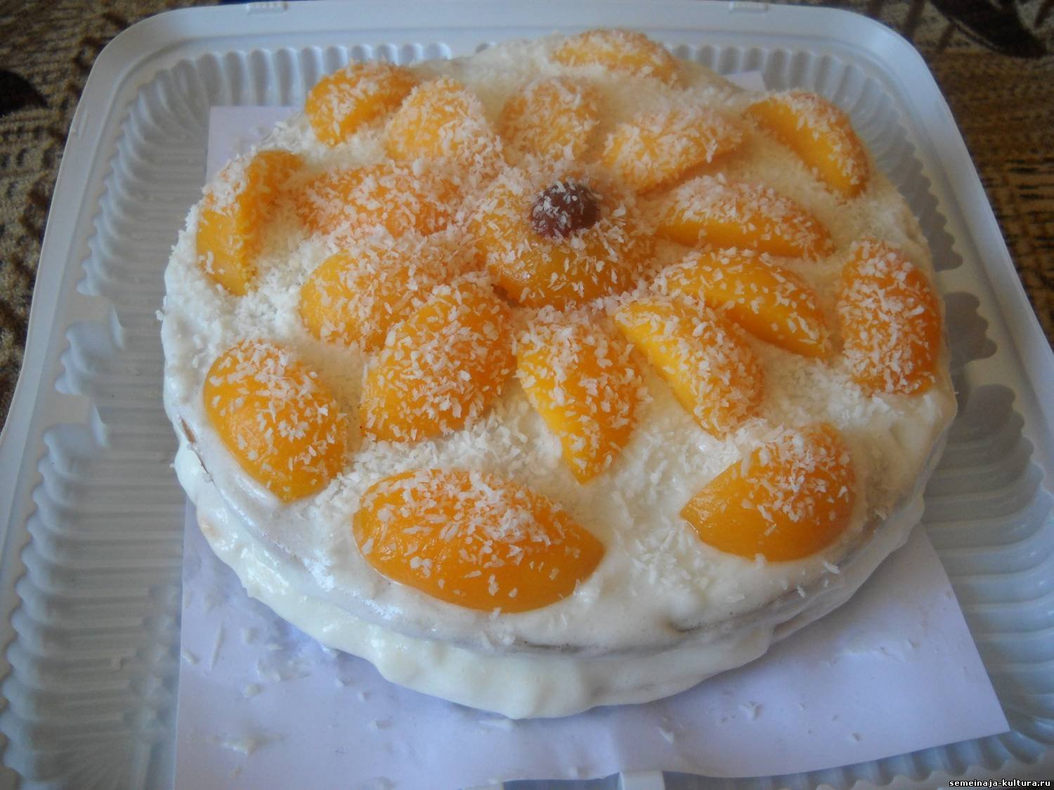 Постный торт с персиком и киви