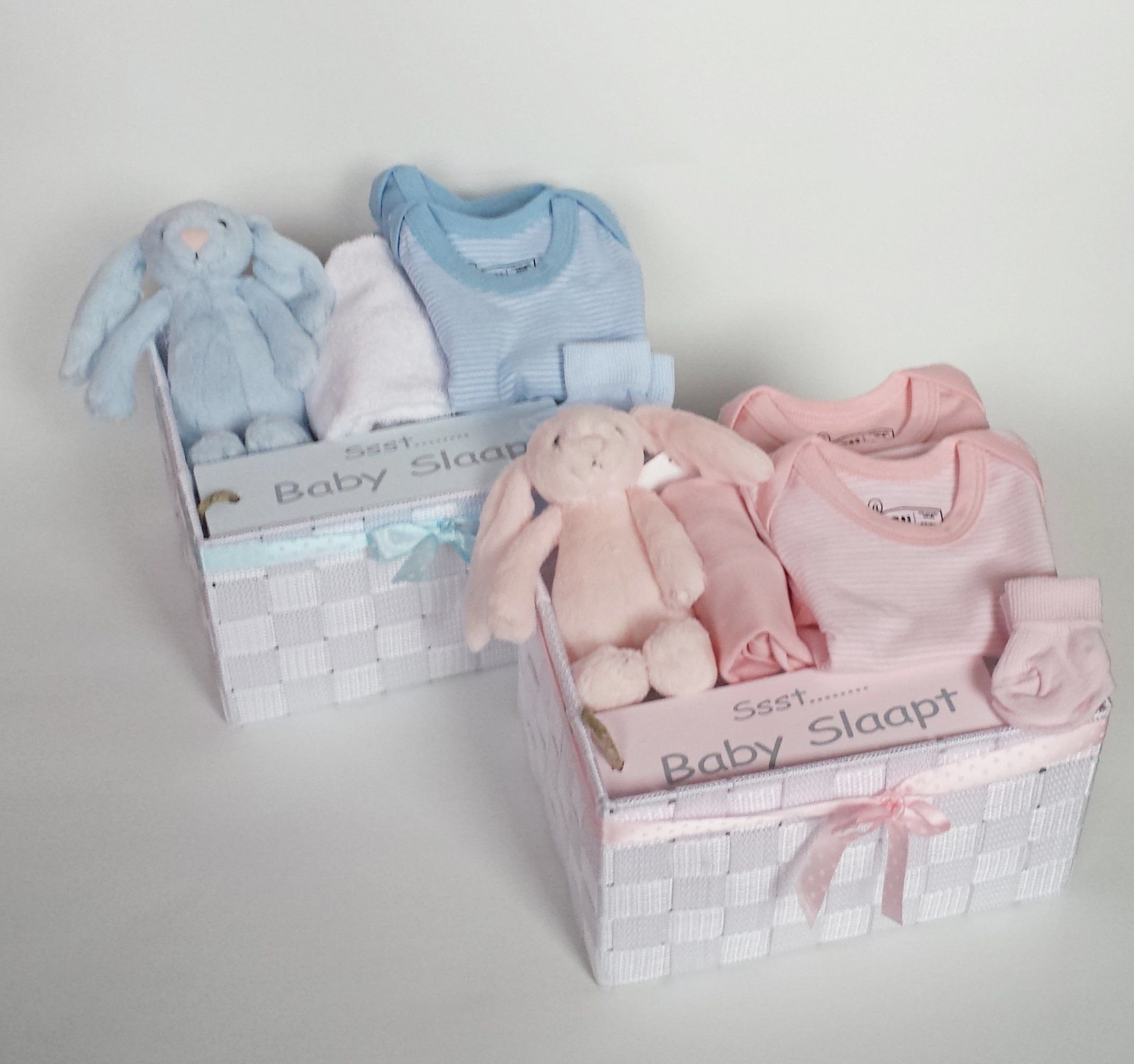 Подарочный комплект для новорожденного. Подарочный набор одежды для новорожденного. Набор для новорожденного в подарок. Подарочный набор одежды для новорожденной девочки.