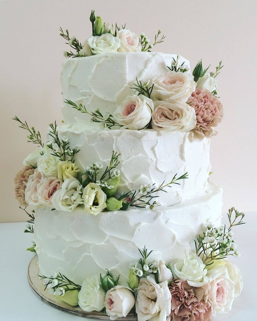 Декор свадебного торта с живыми цветами