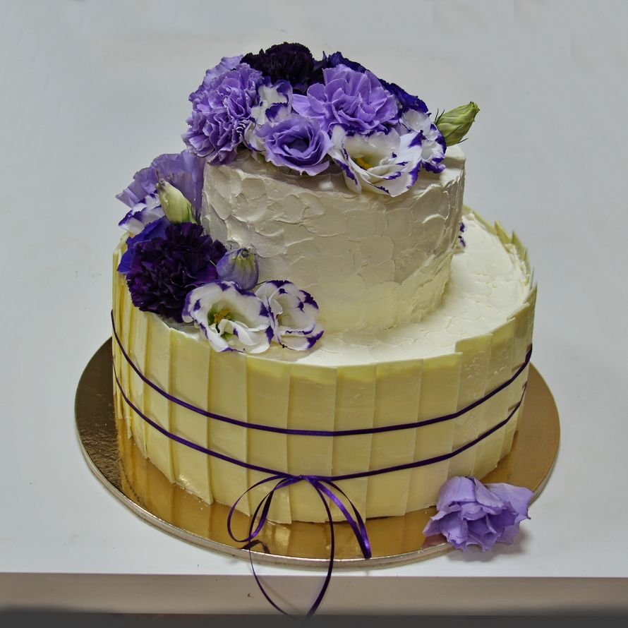 Небольшой торт с живыми цветами