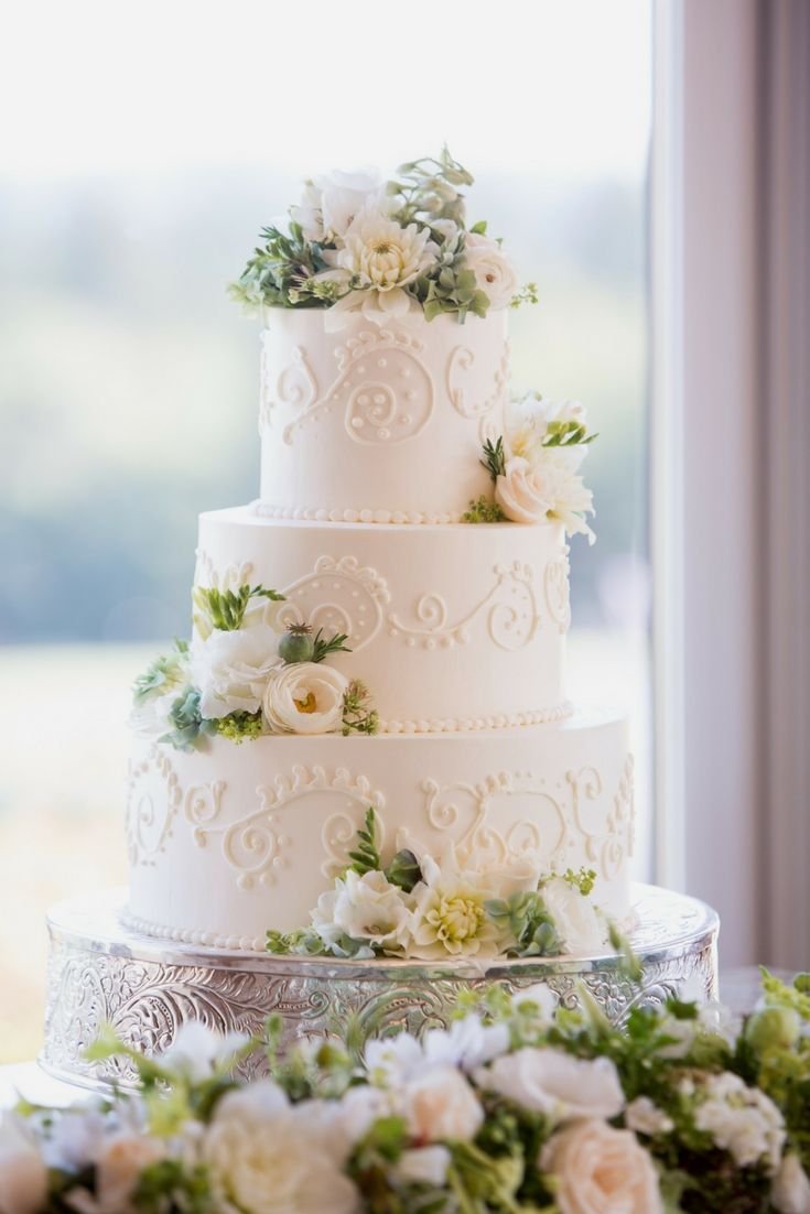 Свадебный торт белый с пионами