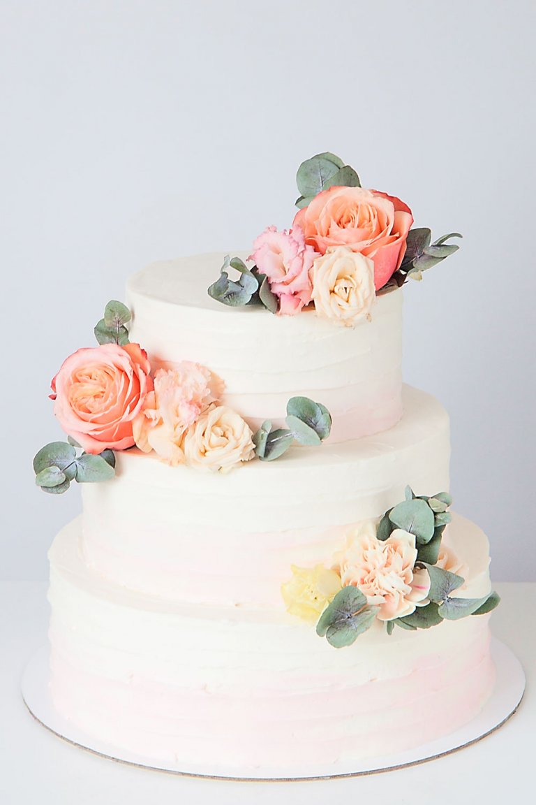 Свадебный торт персикового цвета одноярусный