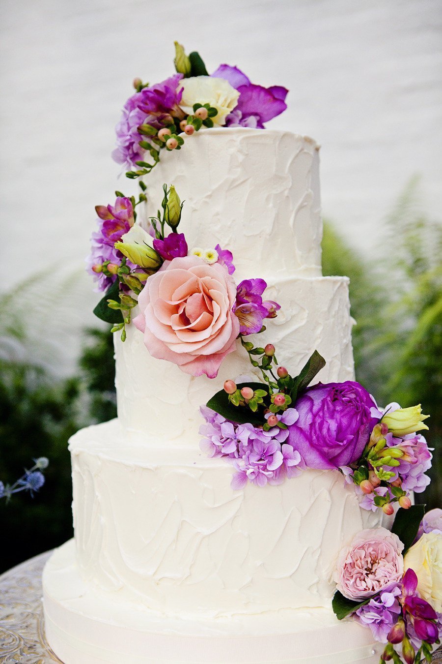 Торт на свадьбу с живыми цветами