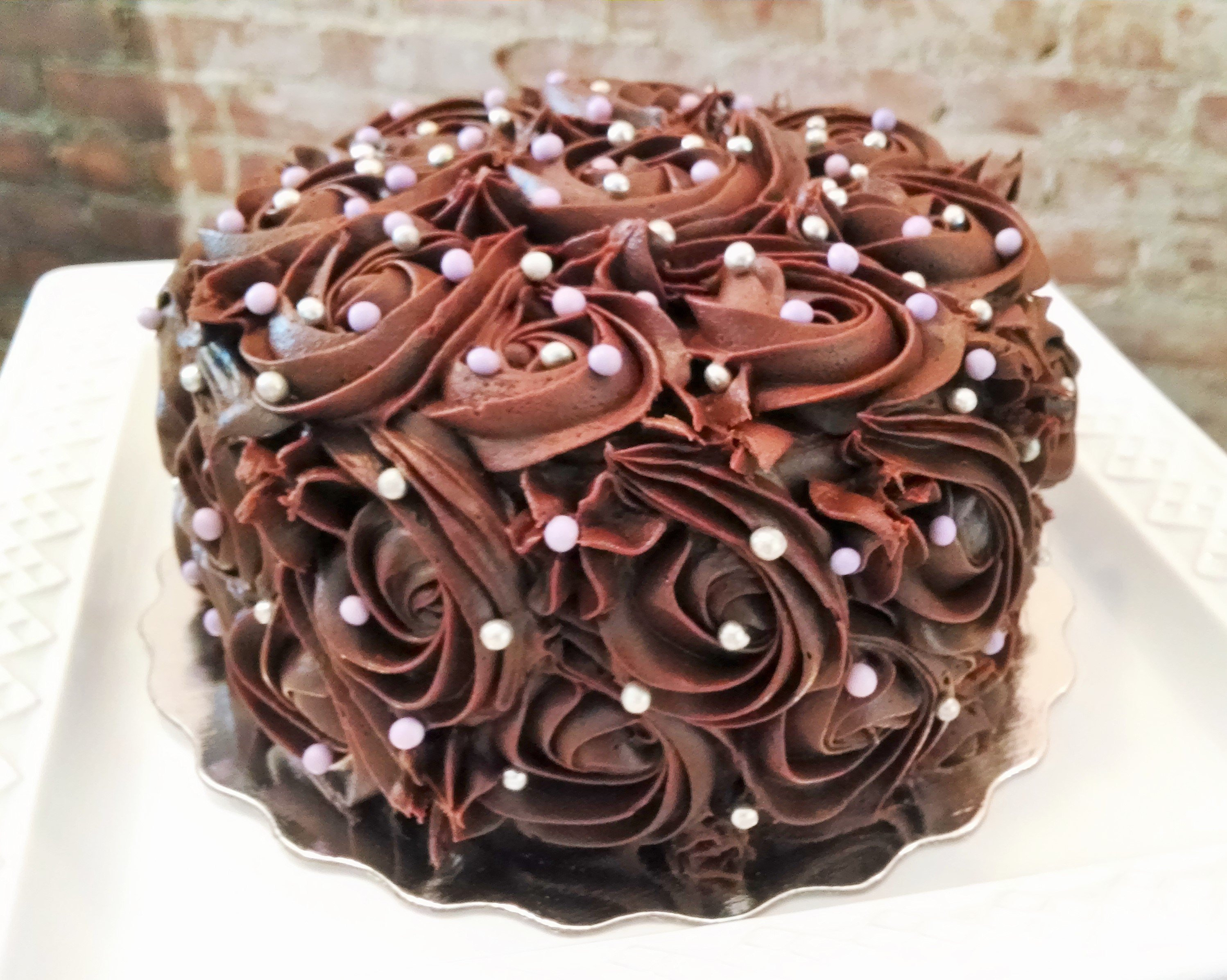 Красиво украшенные торты фото. Украшение торта. Шоколадный торт. Торт с шоколадным декором. Украшение шоколадного торта.