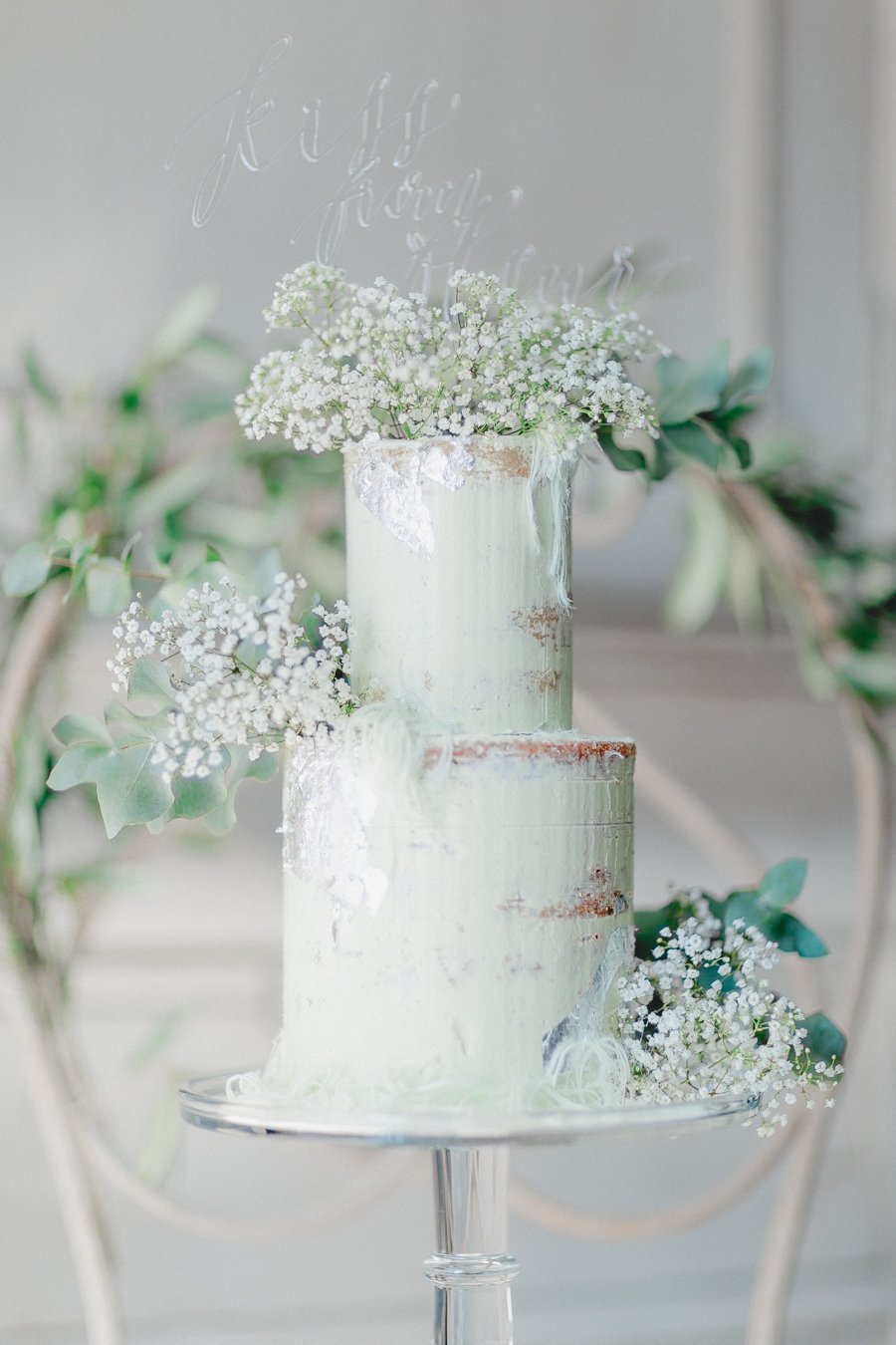 Свадебный торт двухъярусный с гипсофилой