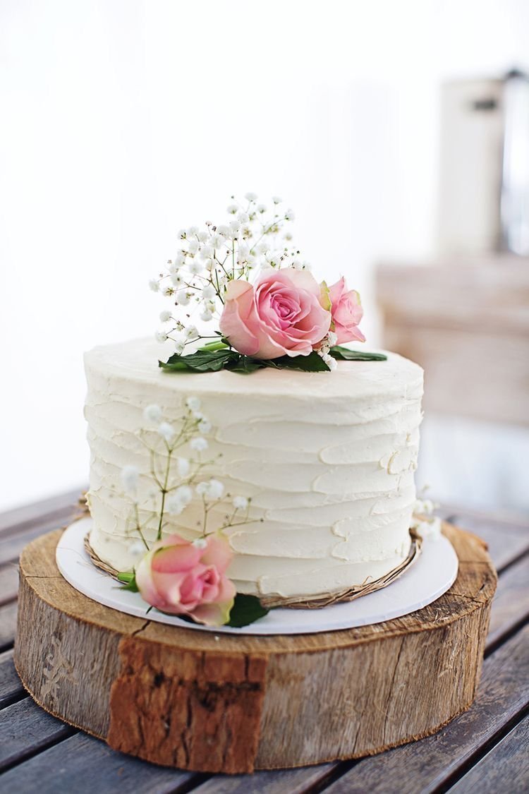 Украшение свадебного торта гипсофилой