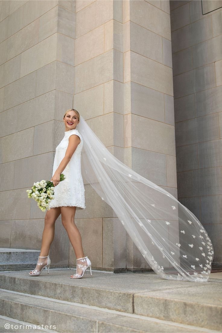 Короткое свадебное платье с фатой