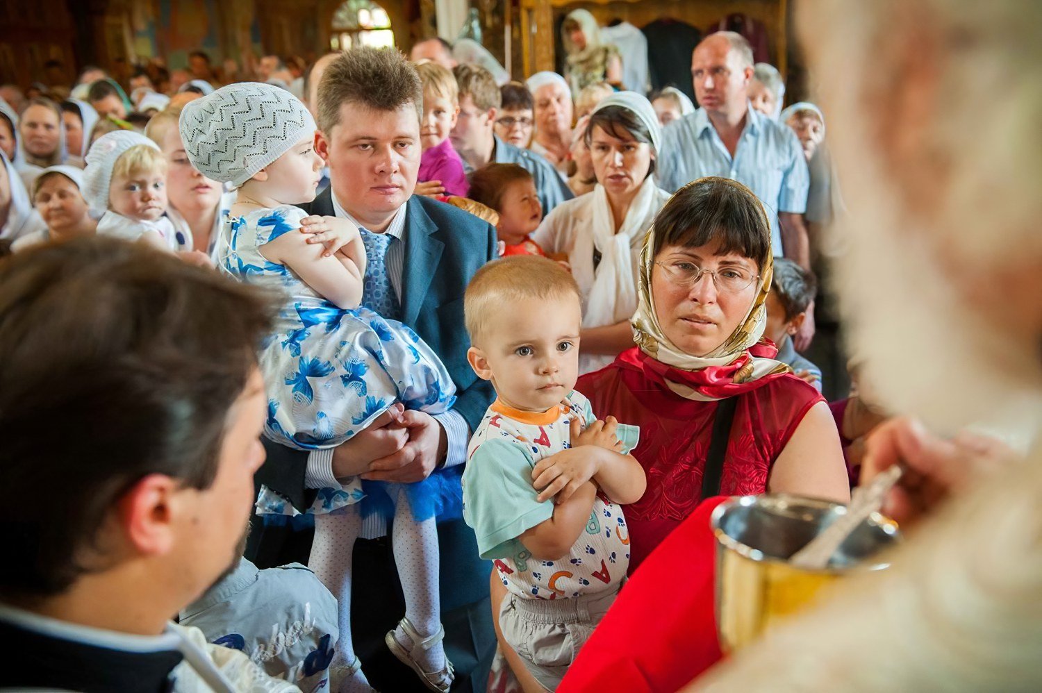 Причастие взрослого человека. Дети в храме. Дети на богослужении. Православные дети. Дети причащаются в храме.