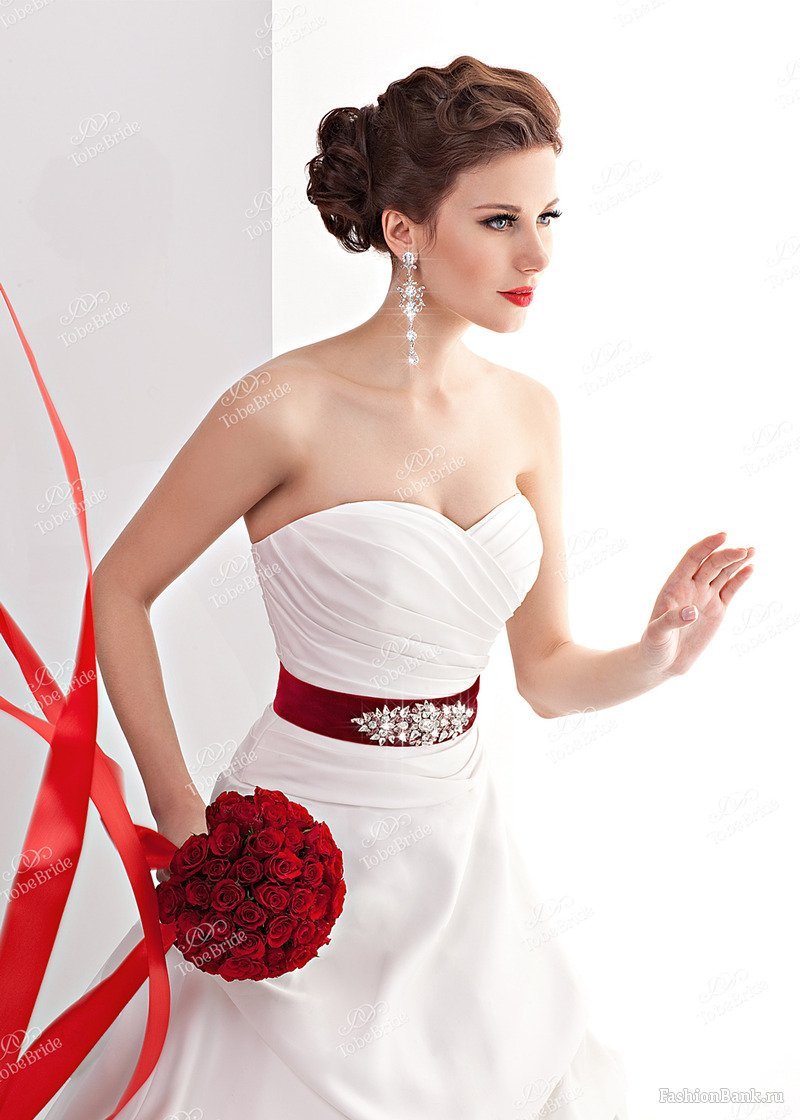 Свадебное платье с красной лентой