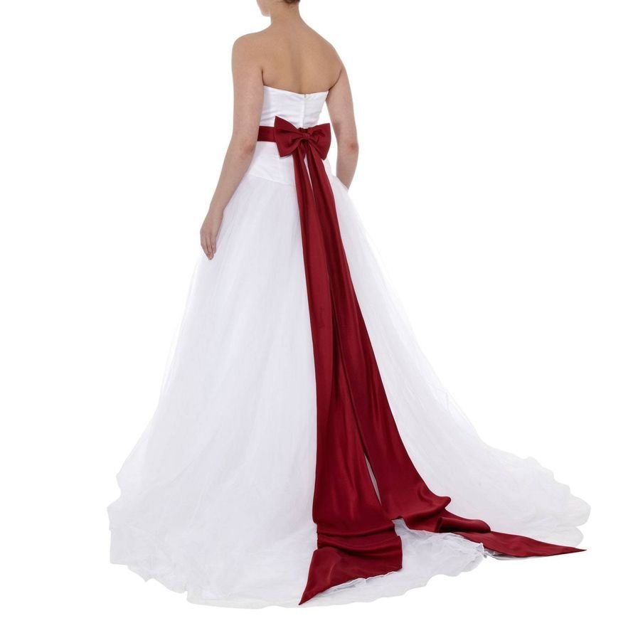 Белое платье с красным поясом