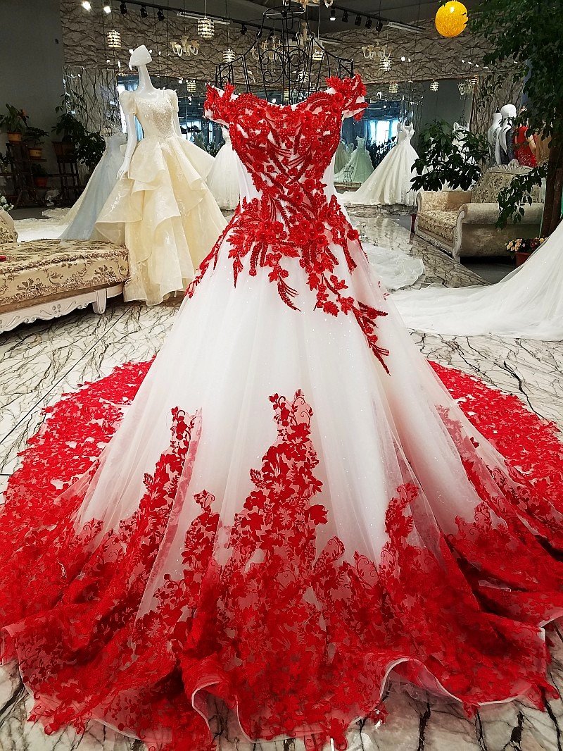 Фото красно белая Свадебная платье с закрытыми руками