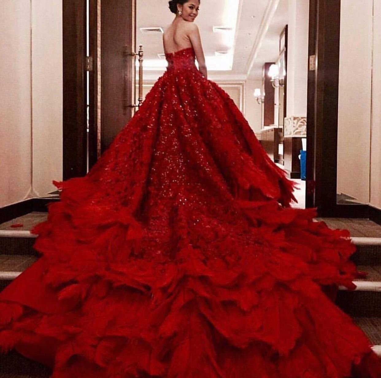 She likes red. Красное свадебное платье. Красное пышное платье. Свадебные платья красного цвета. Роскошное красное платье.