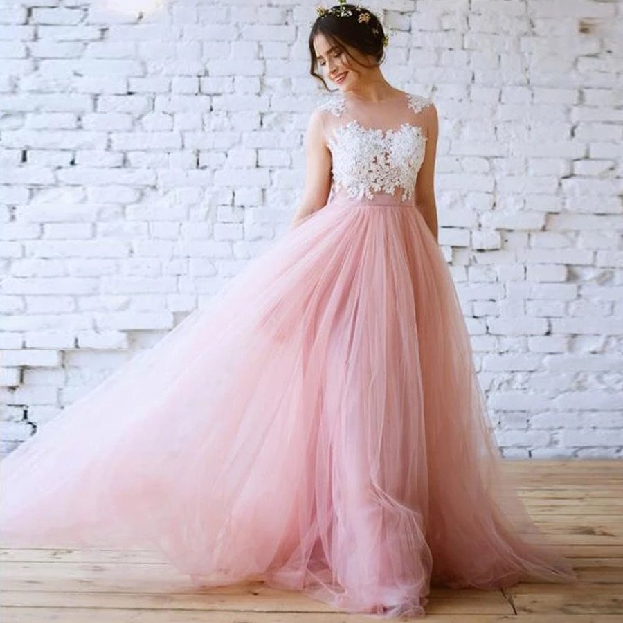 Свадебное платье на вешалке