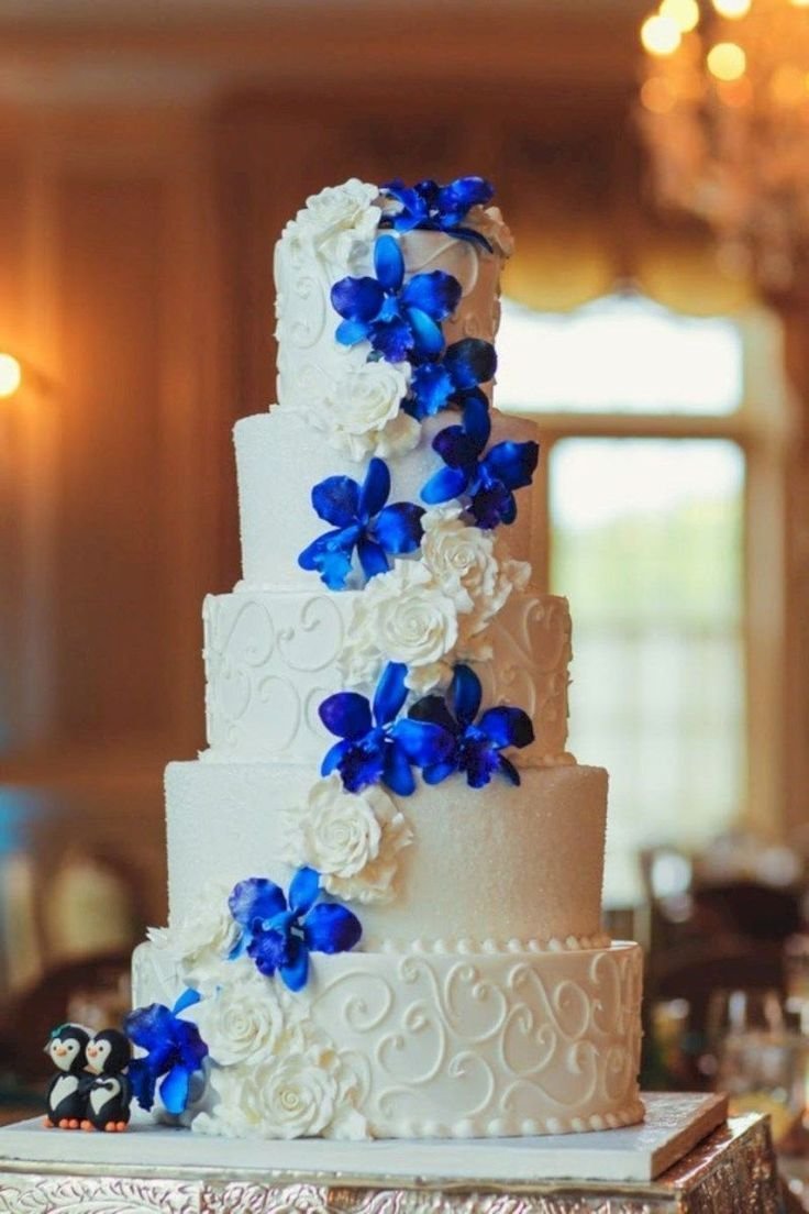 Свадебный торт в голубых тонах без мастики