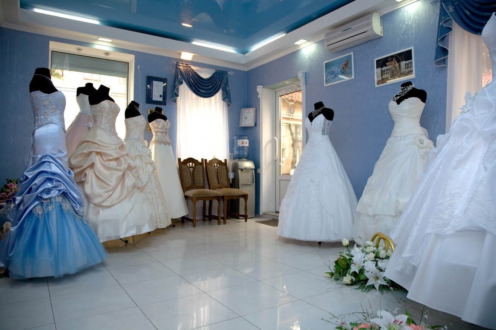 Свадебный салон энгельс. Салон свадебных платьев. Невеста в свадебном салоне.