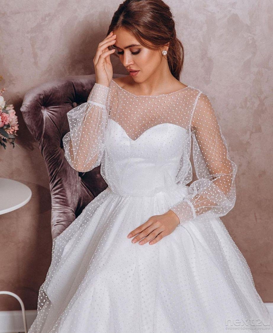Подружка невесты в кремовом платье