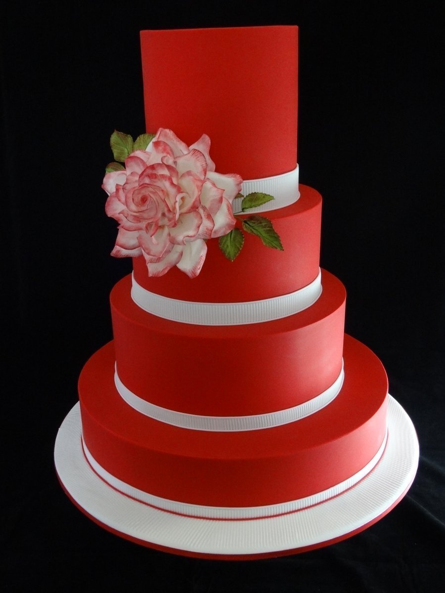 Красный кремовый торт с розочками