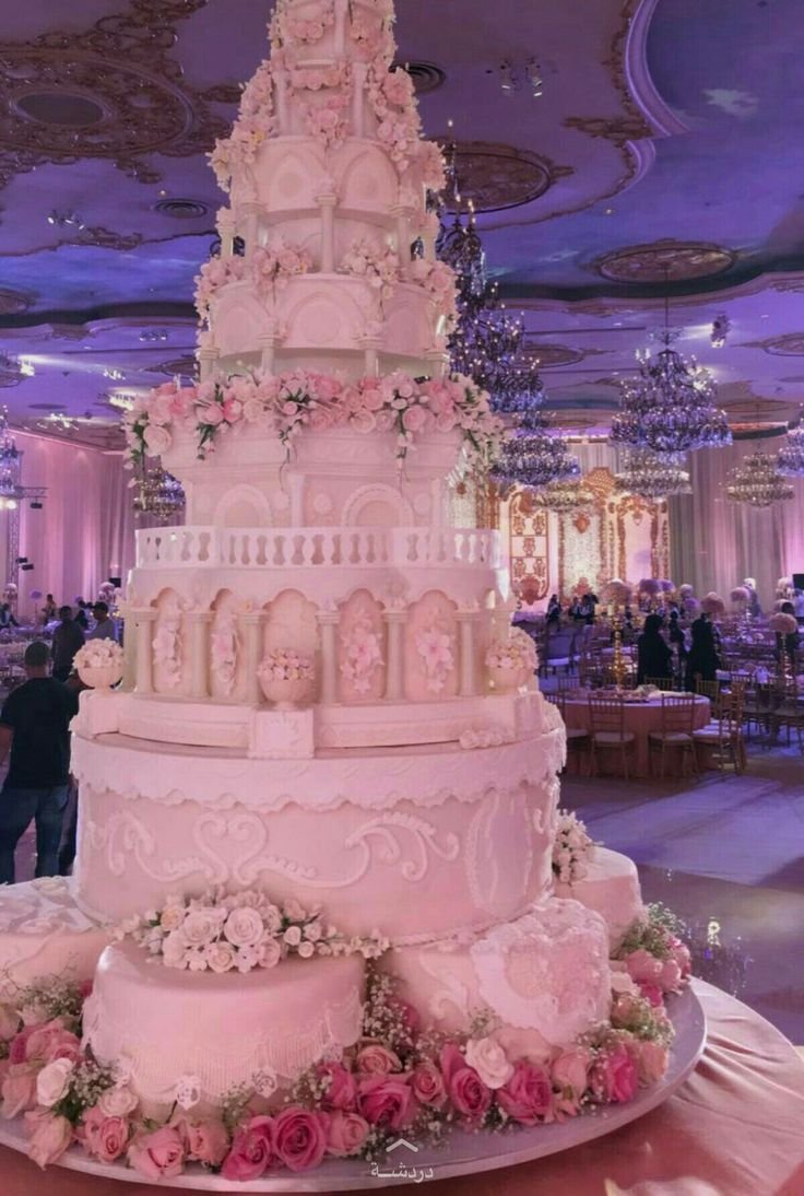 Огромный торт Рената Агзамова