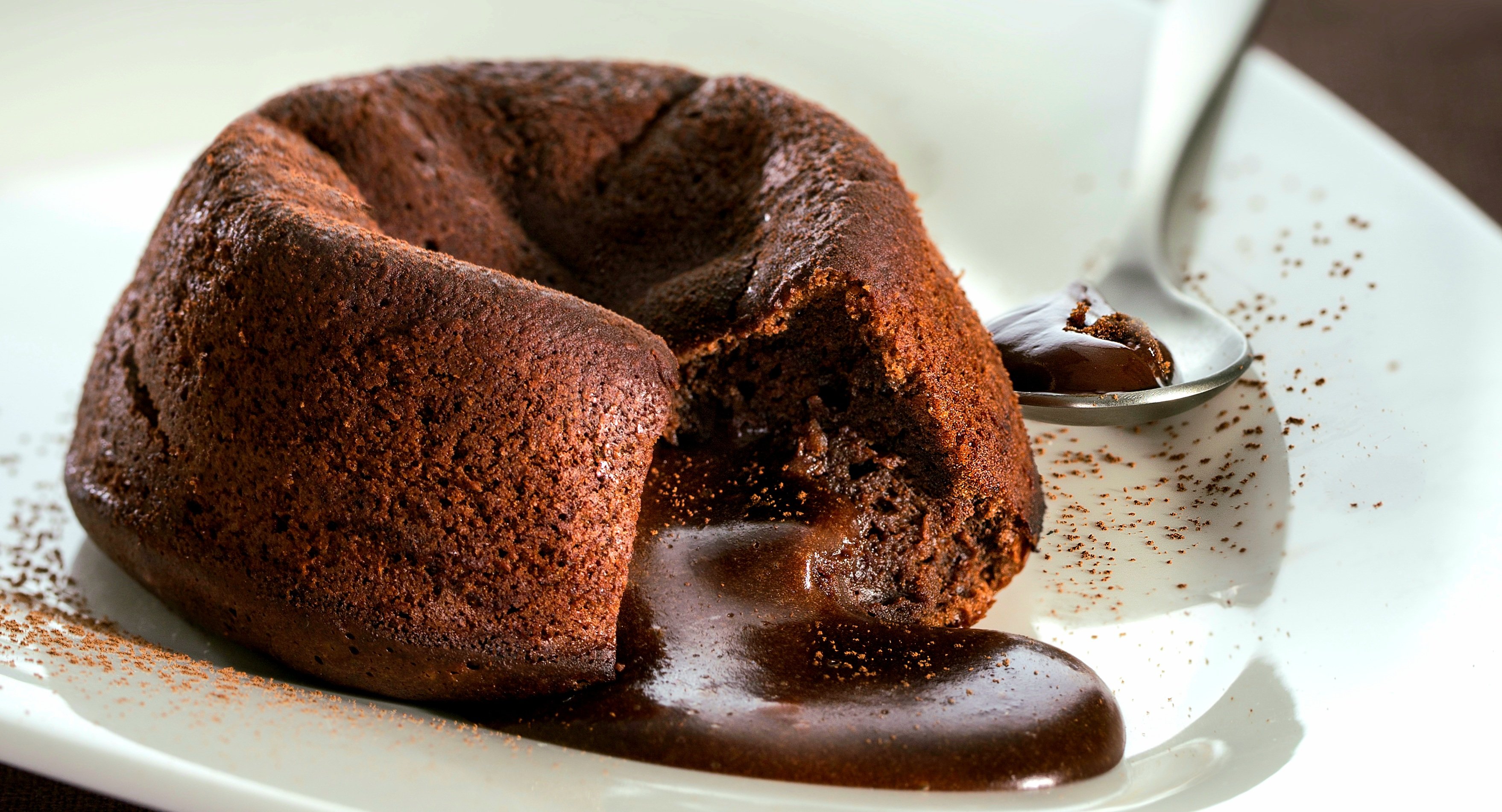 Шоколад внутри. Шоколадный фондан. Шоколадный бисквит Брауни. Кекс фондан. Торт шоколадный фондан.