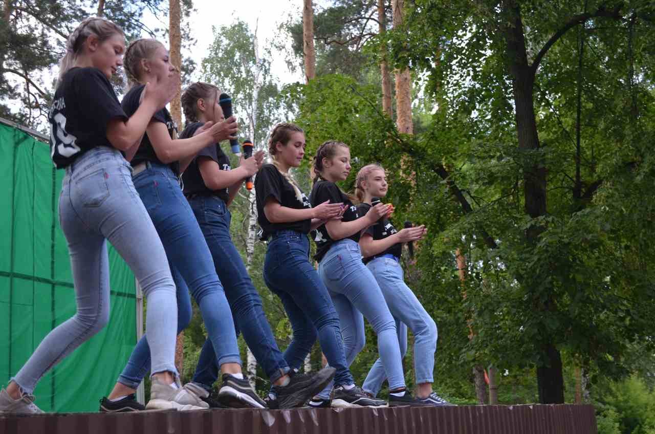 Ров день молодежи. Фестиваль на день молодежи. С днём молодёжи картинки. День молодежи фото. День молодежи Рыбное.