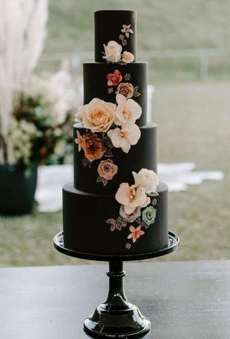 Черный торт с белыми цветами