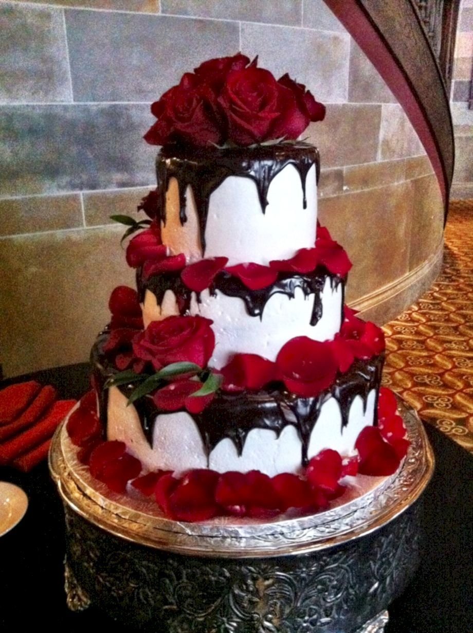 Готический торт на свадьбу
