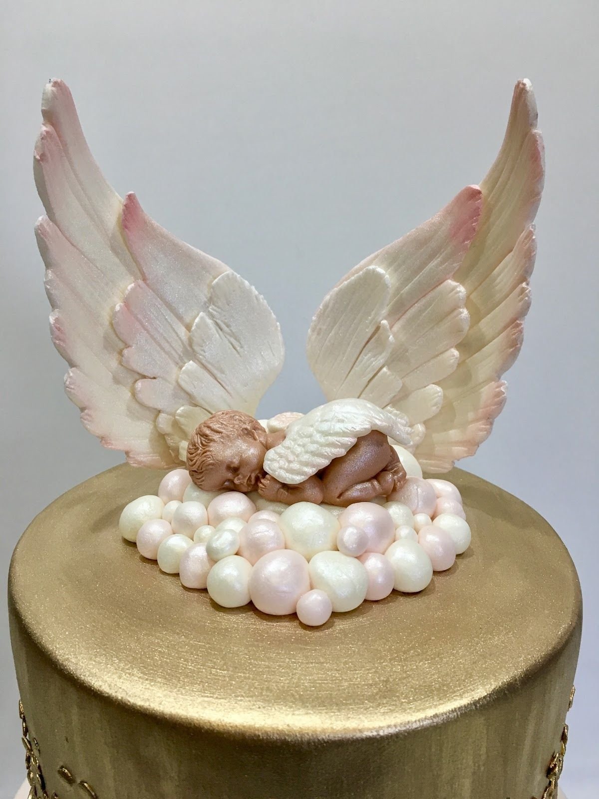 Вафельные крылья. Торт с крыльями. Торт с крылышками. Тортик с ангелочком. Торт с ангелочками.