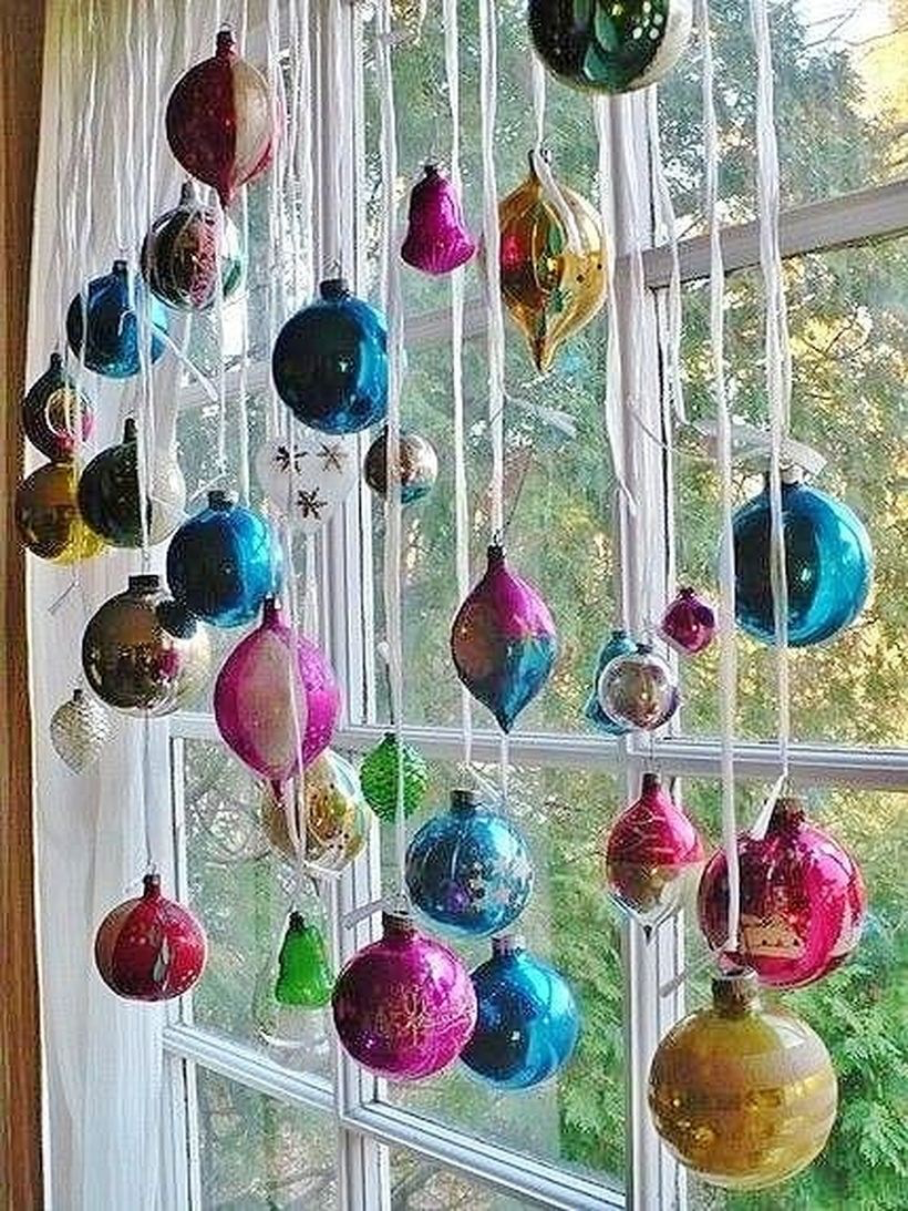 Украшение окна елочными шарами