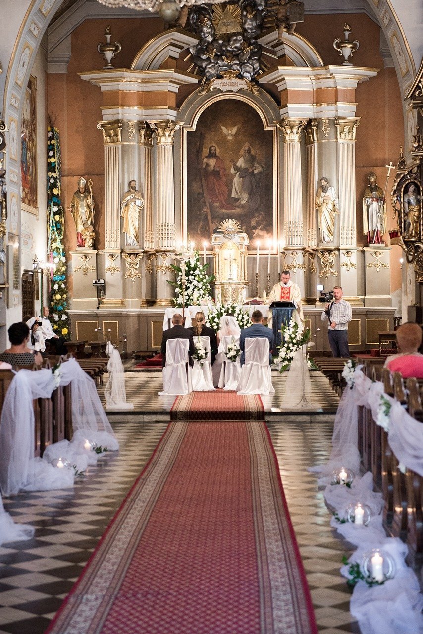 Свадебная церемония в католическом соборе