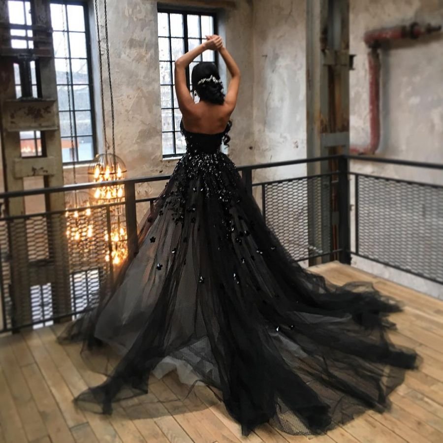 Черное пышное платье
