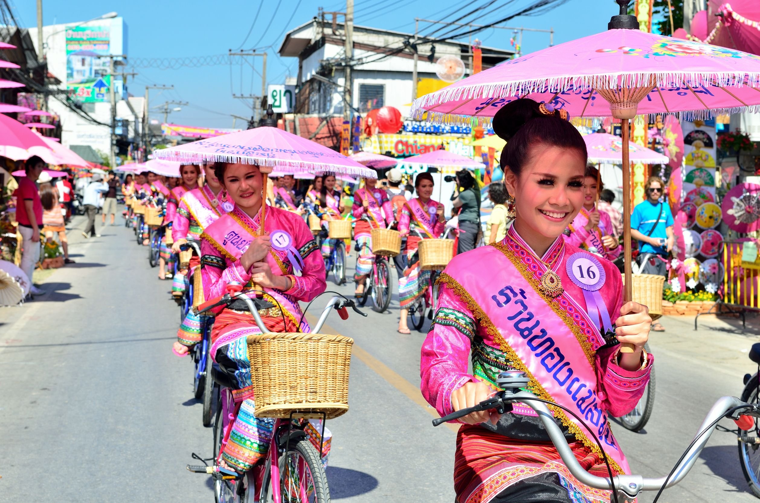 Жизнь тайцев. Праздники в Тайланде. Тайланд фестиваль. Фестиваль цветов в Тайланде. Тайланд местные жители.