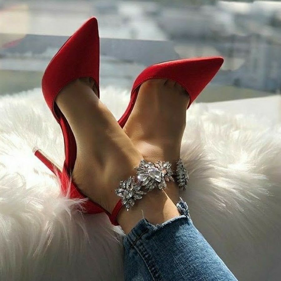 Красивые женские ноги в туфлях