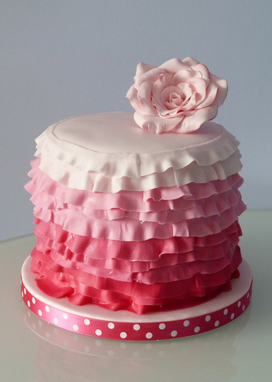 Сделать розовый торт. Торт с рюшами. Торт круглый розовый. Торт с оборками. Торт с рюшами из крема.