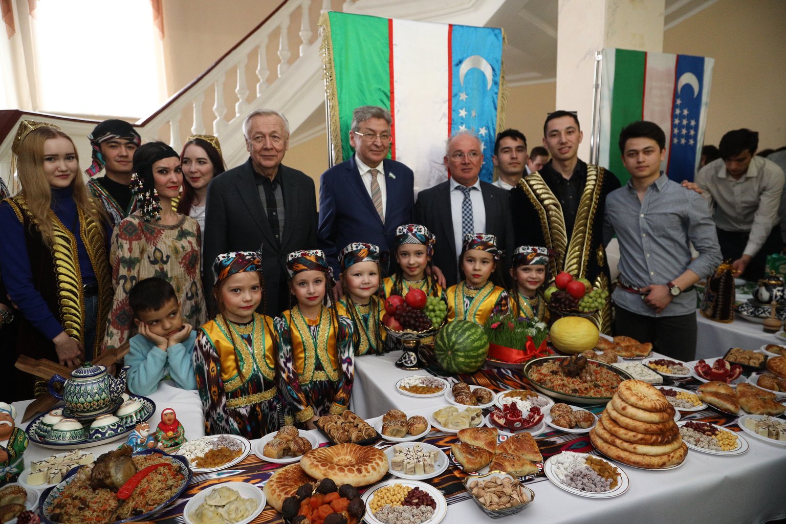 Кто отмечает навруз какие народы. Навруз байрам в Узбекистане. Праздничный стол на Навруз в Узбекистане. Навруз Махмадулоев. Навруз Имомназаров.