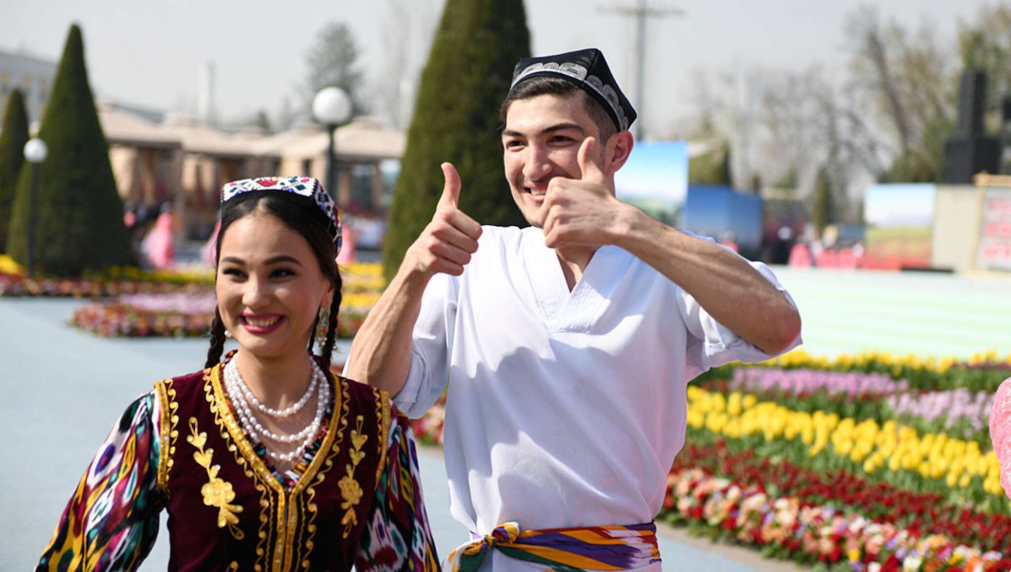 Праздник у узбеков сегодня. Празднование Навруза в Узбекистане. Миллий ракслар. Навруз в Бухаре. Узбечки на Навруз.